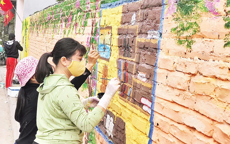 Thực hiện hương ước, quy ước, người dân xã Ðông Dư, huyện Gia Lâm quan tâm bảo vệ cảnh quan, môi trường. 