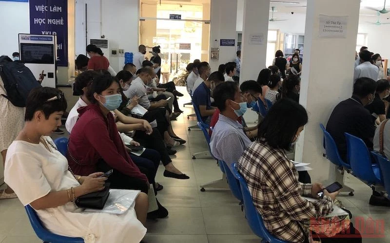 Người lao động làm thủ tục nhận trợ cấp thất nghiệp tại Trung tâm dịch vụ việc làm Hà Nội.