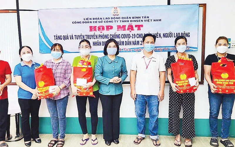 Liên đoàn Lao động quận Bình Tân trao quà Tết hỗ trợ cho người lao động khó khăn, bị tác động của dịch Covid-19. 