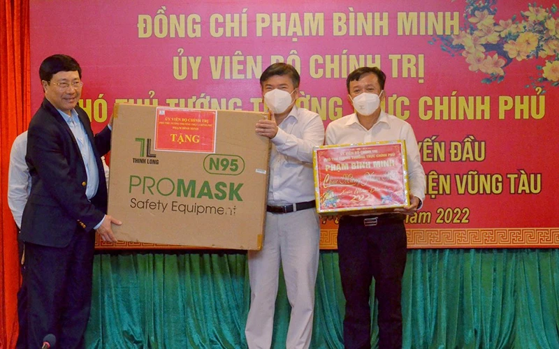 Phó Thủ tướng Thường trực Chính phủ Phạm Bình Minh tặng quà lượng tuyến đầu phòng, chống dịch tại Bệnh viện Vũng Tàu.