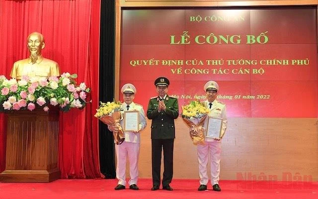Bộ trưởng Công an Tô Lâm trao Quyết định bổ nhiệm chức vụ Thứ trưởng Công an đối với Thiếu tướng Lê Văn Tuyến và Thiếu tướng Nguyễn Văn Long.