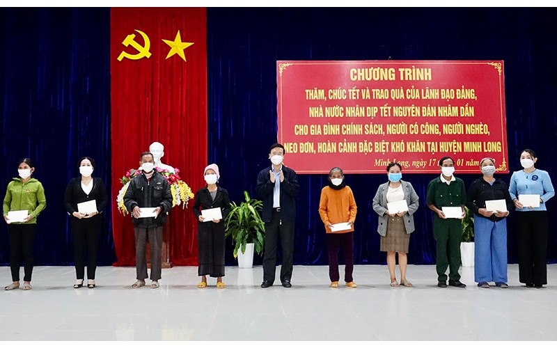 Đồng chí Võ Văn Thưởng tặng quà Tết cho gia đình chính sách, hộ nghèo ở huyện miền núi Minh Long.