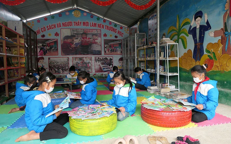 Học sinh Trường phổ thông dân tộc bán trú tiểu học Thuận Hòa, xã Thuận Hòa, huyện Vị Xuyên (Hà Giang) đọc sách tại thư viện ngoài giờ lên lớp. 