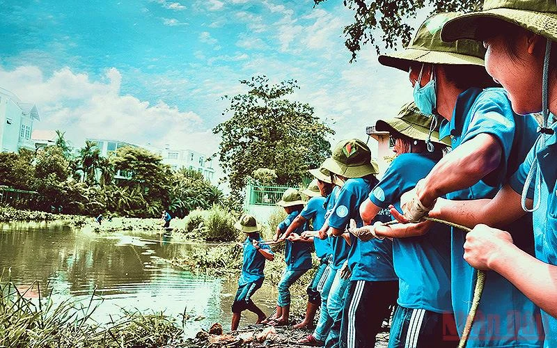 Sinh viên thành phố Hồ Chí Minh nạo vét kênh mương trong chiến dịch “Mùa hè xanh”. 