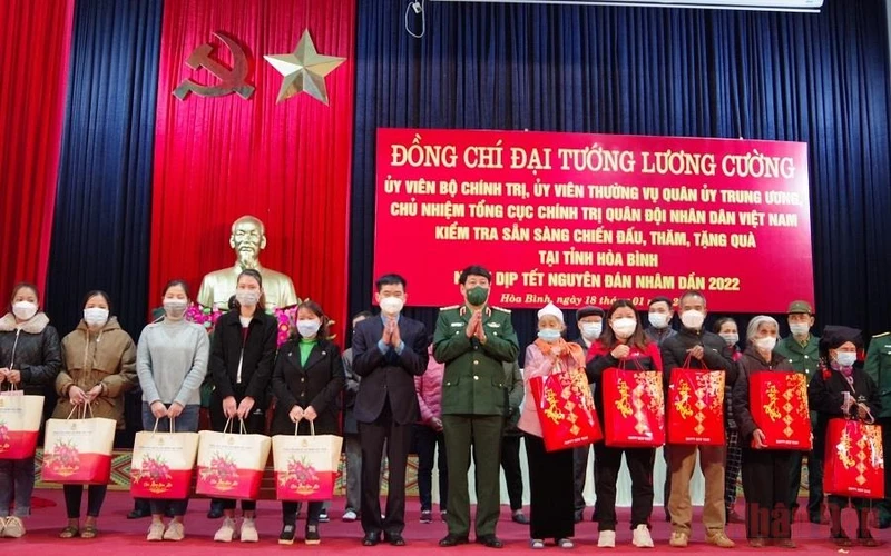 Đồng chí Lương Cường (giữa) tặng quà Tết cho các gia đình chính sách tỉnh Hòa Bình.