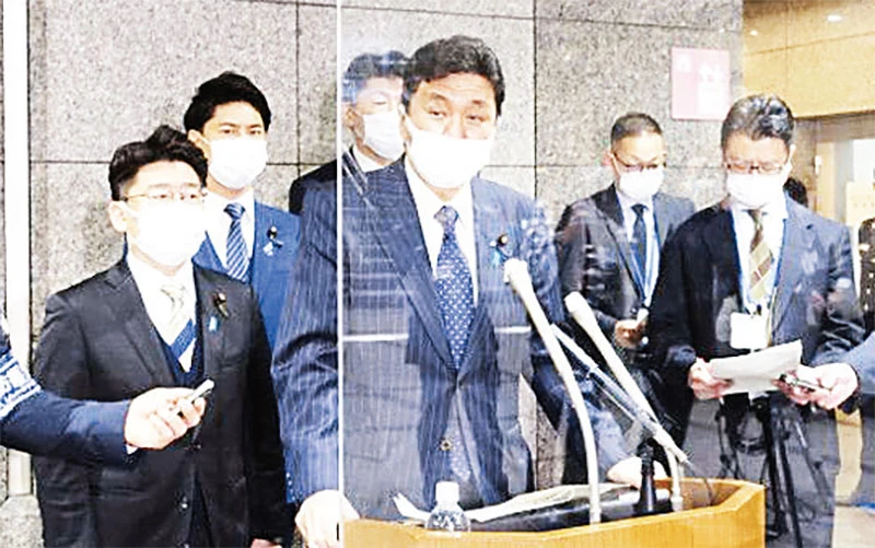 Giới chức Nhật Bản thông tin về vụ phóng của Triều Tiên. Ảnh Kyodo 