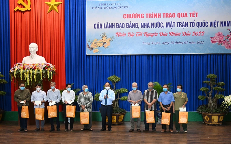 Chủ tịch nước Nguyễn Xuân Phúc tặng quà Tết các gia đình chính sách.