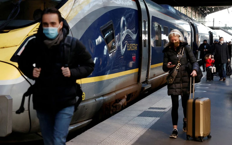 Hành khách tại một ga xe lửa ở Paris, Pháp, ngày 14/1/2022. (Ảnh: REUTERS) 