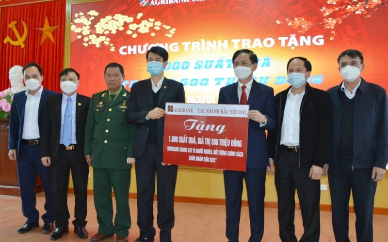 Giám đốc chi nhánh Bắc Yên Bái, Nguyễn Mạnh Hồng trao hỗ trợ 500 triệu đồng cho đại diện Mặt trận Tổ quốc Việt Nam tỉnh Yên Bái.