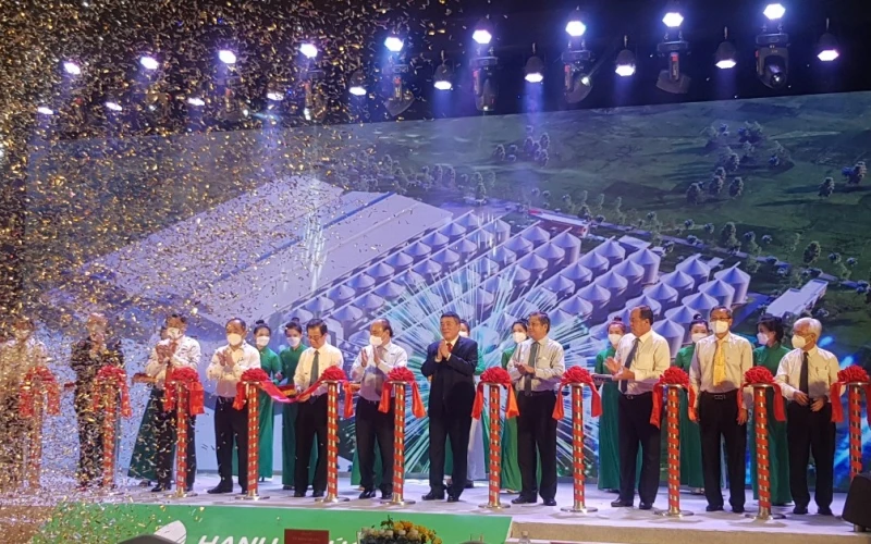 Chủ tịch nước Nguyễn Xuân Phúc dự Lễ khánh thành Nhà máy gạo xuất khẩu quy mô lớn ở An Giang.