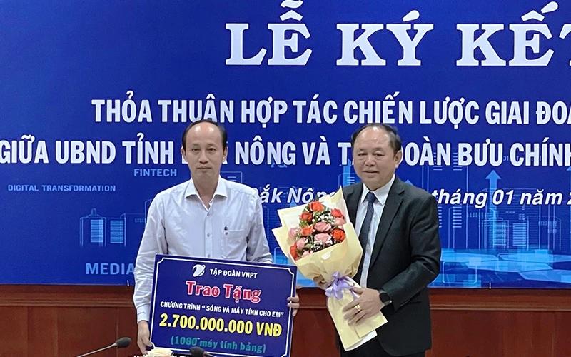 Tập đoàn Bưu chính Viễn thông Việt Nam trao tặng học sinh, sinh viên có hoàn cảnh khó khăn của tỉnh Đắk Nông 1.080 máy tính bảng, trị giá 2,7 tỷ đồng.