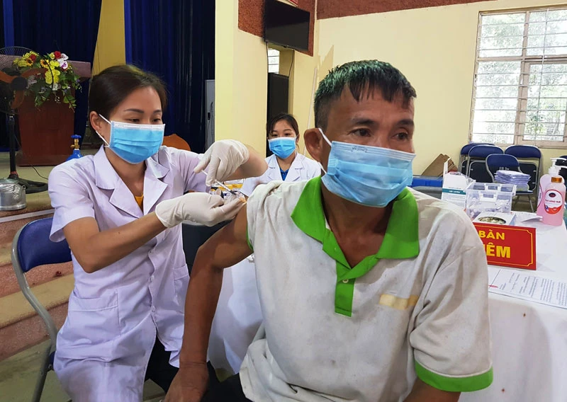 Tiêm vaccine phòng Covid-19 ở Lào Cai.