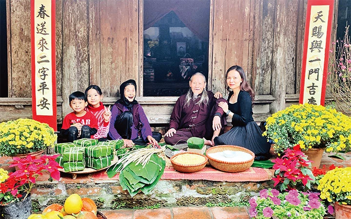 Khách du lịch chụp ảnh ở làng cổ Đường Lâm, thị xã Sơn Tây (Hà Nội). Ảnh: NINA MAY