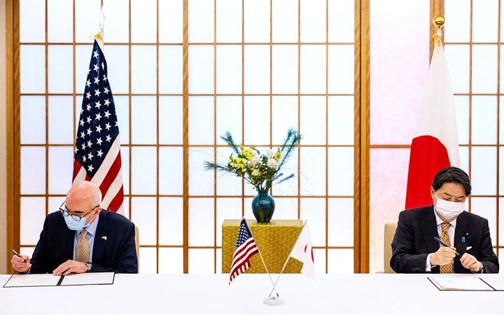 Nhật Bản và Mỹ ký thỏa thuận củng cố liên minh. Ảnh: REUTERS