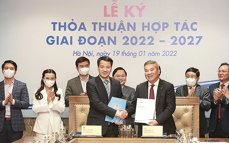 Ngô Văn Cương, Bí thư Trung ương Đoàn và Đỗ Chí Thanh, Phó Tổng Giám đốc PVN trao biên bản thỏa thuận hợp tác giai đoạn 2022-2027.