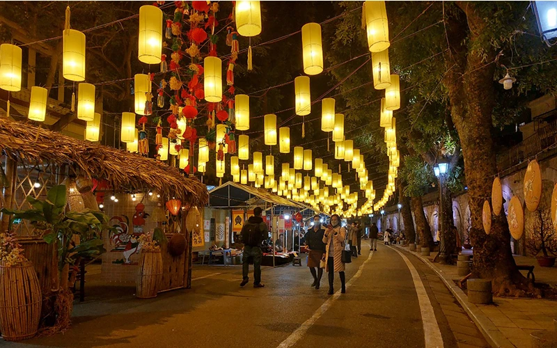 Không gian bích họa trên phố Phùng Hưng được trang hoàng mang đậm nét văn hóa truyền thống.