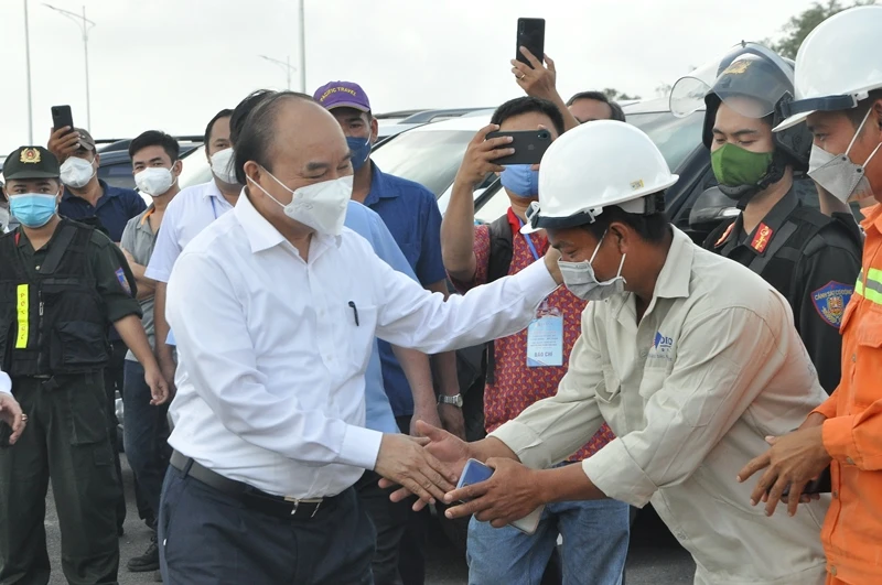 Chủ tịch nước Nguyễn Xuân Phúc với công nhân Tập đoàn Đèo Cả.
