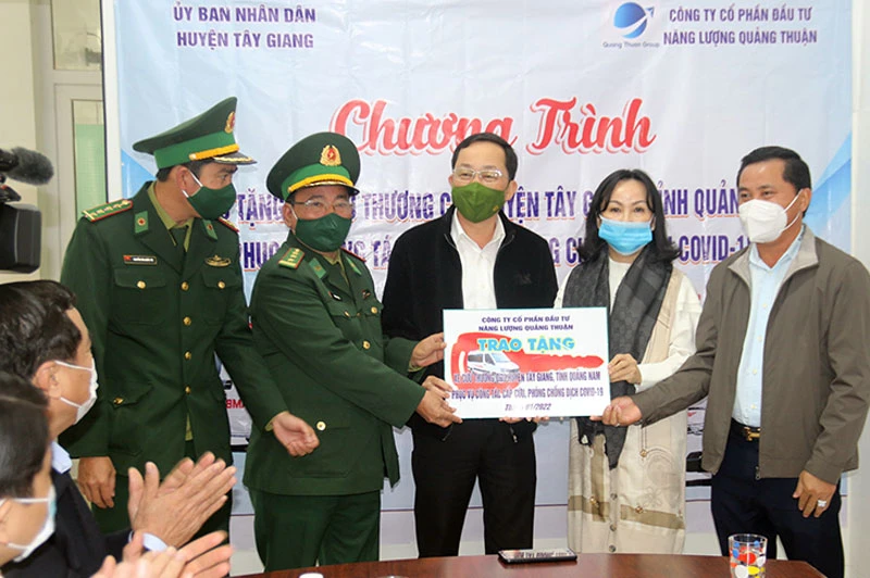 Trao biểu trưng tặng xe cứu thương cho huyện Tây Giang.