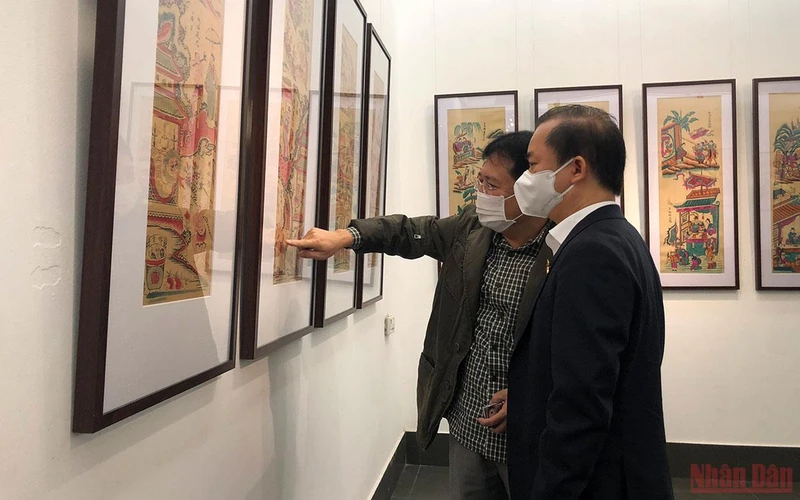 PGS. TS Bùi Hoài Sơn và NSND Vương Duy Biên xem tranh tại triển lãm.