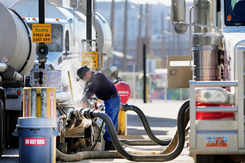 Xe tải chở dầu thô tới nhà máy lọc dầu ở Mỹ. (Ảnh minh họa: AFP/TTXVN)
