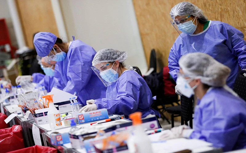 Nhân viên y tế tại trung tâm xét nghiệm Covid-19 tại Argentina, ngày 6/1. (Ảnh: Reuters)