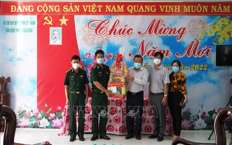 Đoàn đại biểu Quốc hội đơn vị tỉnh Tây Ninh trao tặng quà cho Đồn Biên phòng Tân Bình. (Ảnh: TTXVN)