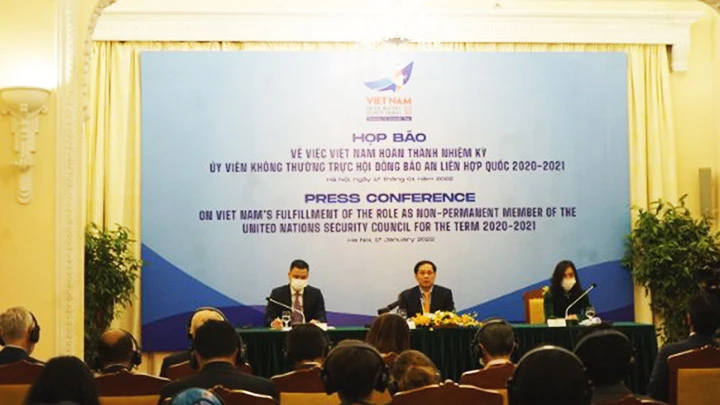 Bộ trưởng Ngoại giao Bùi Thanh Sơn (giữa) chủ trì buổi họp báo. Ảnh: ĐINH TRƯỜNG