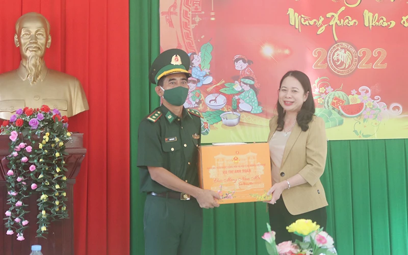 Phó Chủ tịch nước Võ Thị Ánh Xuân trao quà Tết cho cán bộ, chiến sĩ Đồn Biên phòng Mỹ Long, huyện Cầu Ngang.