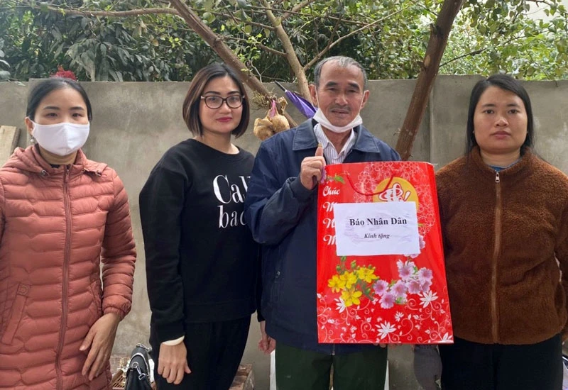 Phóng viên Báo Nhân Dân cùng cán bộ Phòng Lao động-Thương binh và Xã hội thành phố Điện Biên Phủ trao quà Tặng ông Lê Huy Hoàng.