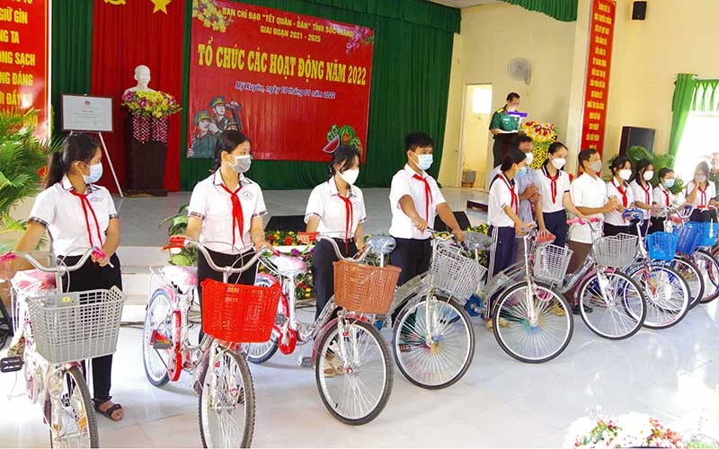 Trao học bổng và xe đạp cho học sinh vượt khó học tốt vùng nông thôn Sóc Trăng.