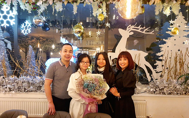 Chị Trần Quỳnh Hoa (ngoài cùng, bên phải) với gia đình. Ảnh nhân vật cung cấp