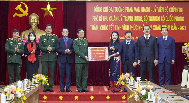 Bộ trưởng Quốc phòng Phan Văn Giang tặng quà cho tỉnh Vĩnh Phúc.