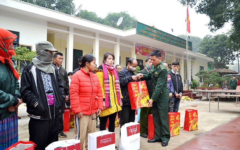Bộ đội Đồn Biên phòng Trịnh Tường (Lào Cai) trao quà Tết tặng hộ nghèo. Ảnh: Quốc Hồng