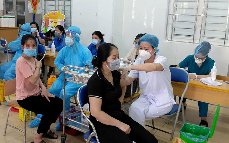 Người dân phường Vĩnh Hưng, quận Hoàng Mai (Hà Nội) tiêm vắc-xin phòng Covid-19. Ảnh: Nguyễn Đăng