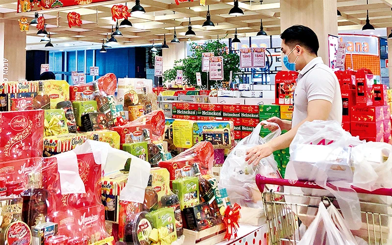 Các giỏ quà Tết được bày bán tại siêu thị Aeon Long Biên.