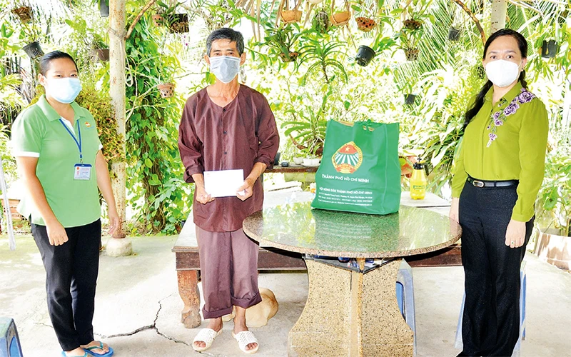 Đại diện Hội Nông dân TP Hồ Chí Minh thăm và tặng quà hội viên nông dân gặp khó khăn do dịch Covid-19. Ảnh: THẾ DƯƠNG