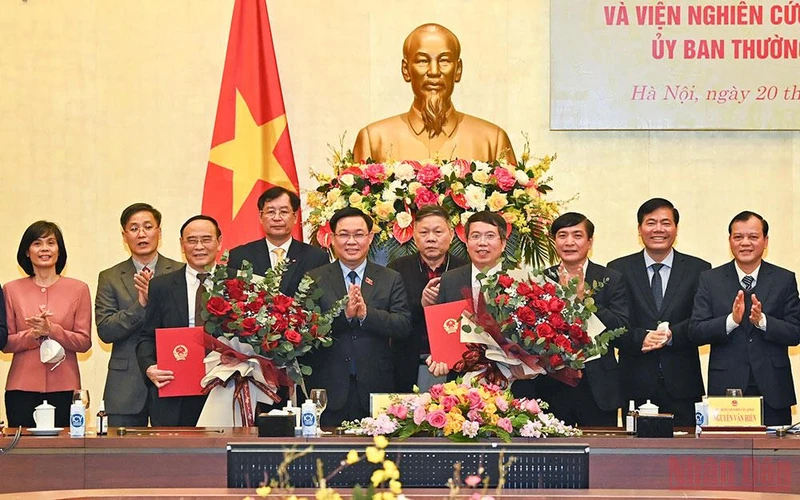 Chủ tịch Quốc hội Vương Đình Huệ và các đại biểu chứng kiến lễ ký kết giữa hai đơn vị. (Ảnh: DUY LINH)
