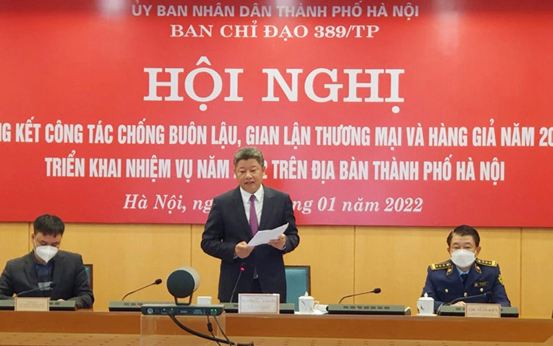 Phó Chủ tịch UBND TP Hà Nội Nguyễn Mạnh Quyền phát biểu tại hội nghị tổng kết công tác chống buôn lậu, gian lận thương mại và hàng giả năm 2021, triển khai nhiệm vụ năm 2022 trên địa bàn.