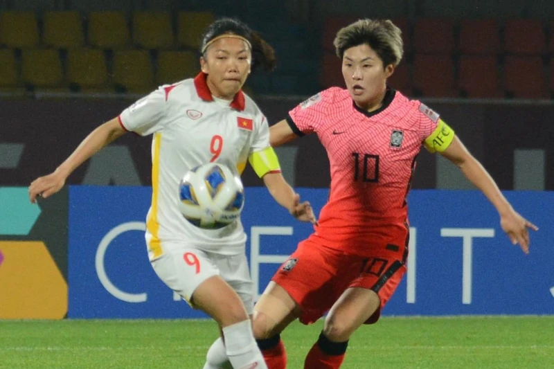Huỳnh Như tranh bóng cùng đội trưởng tuyển Hàn Quốc Ji So-yun. (Ảnh: AFC)