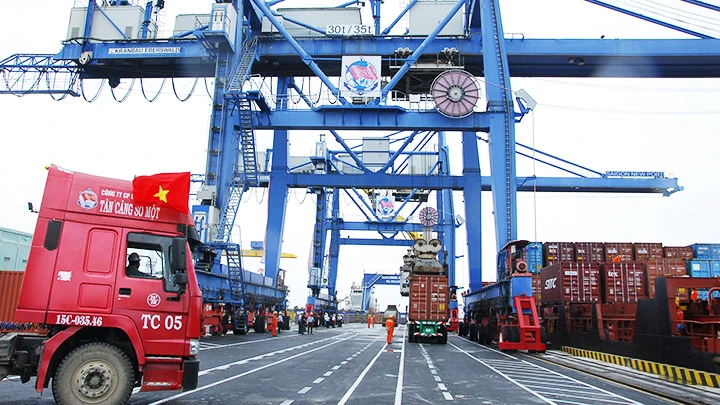 Cảng Cát Lái, một trung tâm vận chuyển hàng hóa tại TP Hồ Chí Minh.