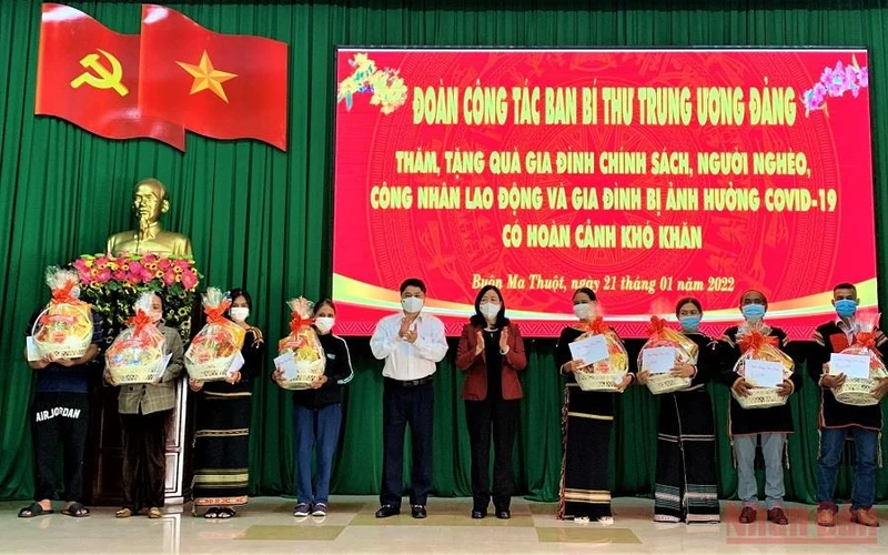 Đồng chí Bùi Thị Minh Hoài tặng quà Tết cho các gia đình chính sách, người nghèo, công nhân lao động và gia đình bị ảnh hưởng bởi dịch Covid-19.