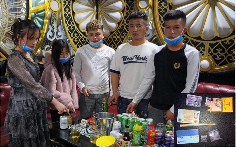 Một số đối tượng sử dụng ma túy trong quán karaoke ở huyện Vân Đồn (Quảng Ninh) bị lực lượng công an phát hiện bắt giữ.