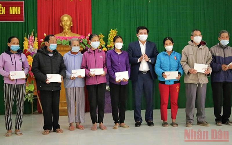 Các gia đình chính sách, hộ nghèo tại xã Hiền Ninh (Quảng Bình) nhận quà Tết của đồng chí Trương Thị Mai.
