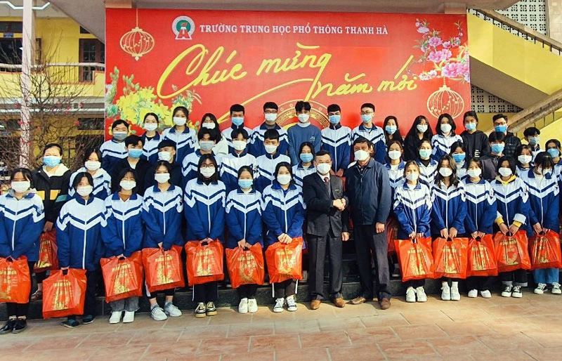 Công ty nước sạch Thanh Sơn tặng quà học sinh nghèo ở huyện Thanh Hà (Hải Dương).