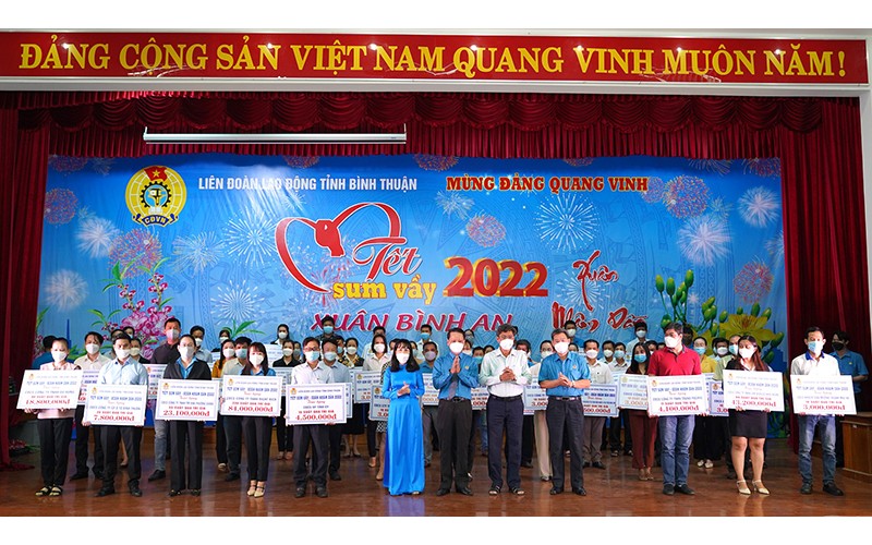 Đại diện lãnh đạo UBND tỉnh Bình Thuận và Liên đoàn Lao động tỉnh Bình Thuận trao quà của chương trình “Tết sum vầy-Xuân bình an” năm 2022 cho đại diện các Công đoàn cơ sở.