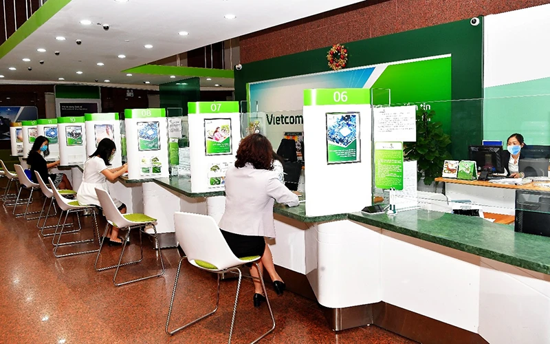 Khách hàng giao dịch tại chi nhánh Ngân hàng Vietcombank.