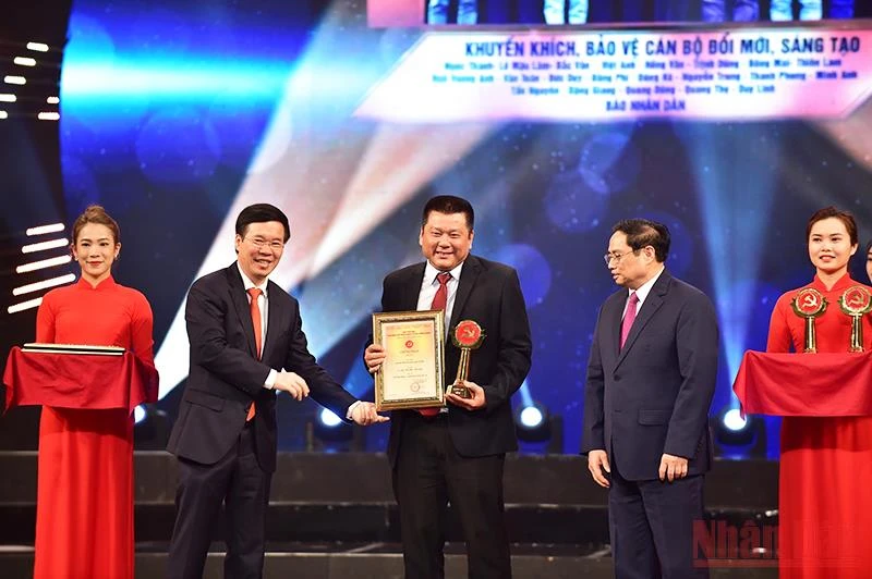 Thủ tướng Chính phủ Phạm Minh Chính và Thường trực Ban Bí thư Võ Văn Thưởng trao Giải A cho đại diện nhóm tác giả Báo Nhân Dân.