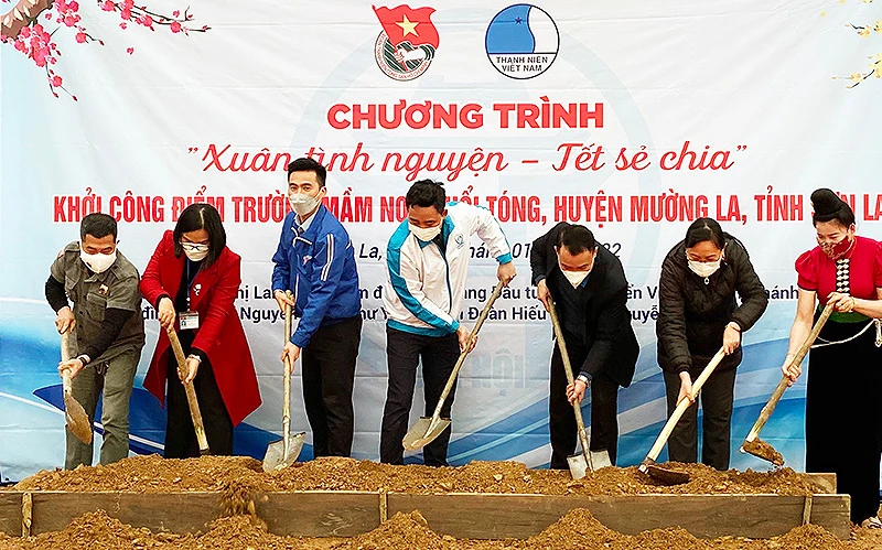 Đại diện Thành đoàn, Hội Liên hiệp Thanh niên thành phố Hà Nội, tỉnh Sơn La và các đơn vị liên quan khởi công xây dựng Điểm Trường mầm non Huổi Tóng tại xã vùng cao Chiềng Lao. 