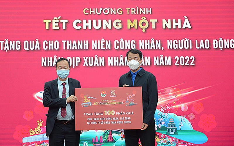 Bí thư Trung ương Đoàn Thanh niên Cộng sản Hồ Chí Minh Ngô Văn Cương trao biển tượng trưng 100 phần quà tặng thanh niên công nhân trong khuôn khổ chương trình tại tỉnh Quảng Ninh.