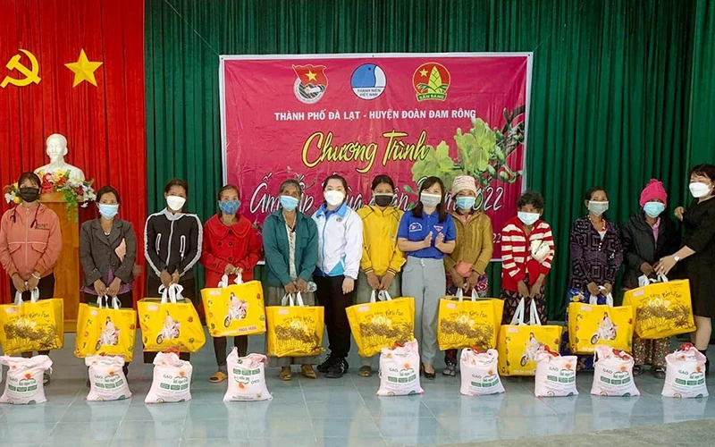 Đại diện Thành đoàn Đà Lạt và nhà tài trợ trao quà Tết tặng các hộ đồng bào dân tộc thiểu số tại huyện Đam Rông (Lâm Đồng).